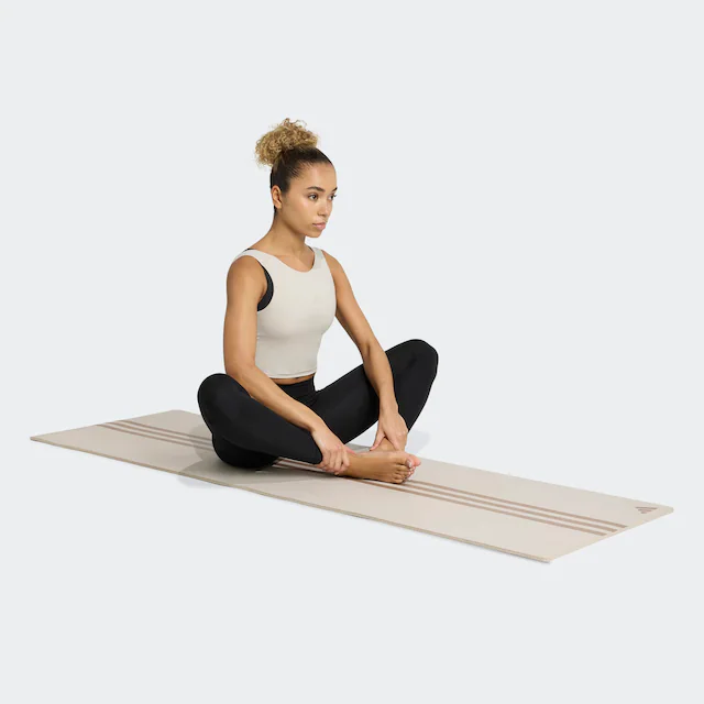 adidas Performance Tanktop »YOGA MOTION« mit Rundhalsausschnitt, für Erwachsene, aus Polyester
