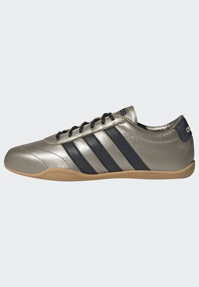 adidas Sportswear Sneaker »GRAND COURT LO« Design auf den Spuren des adidas Superstar