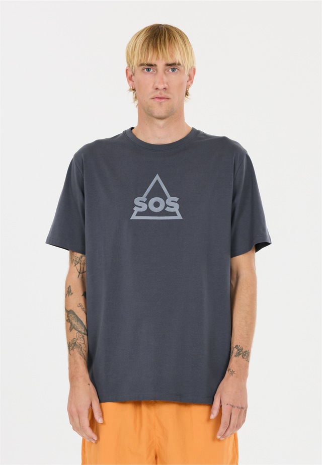 SOS Funktionsshirt »Kvitfjell« mit biologischer Baumwolle und subtilem SOS-Print
