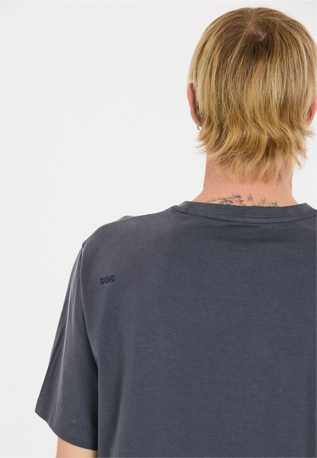 SOS Funktionsshirt »Kvitfjell« mit biologischer Baumwolle und subtilem SOS-Print