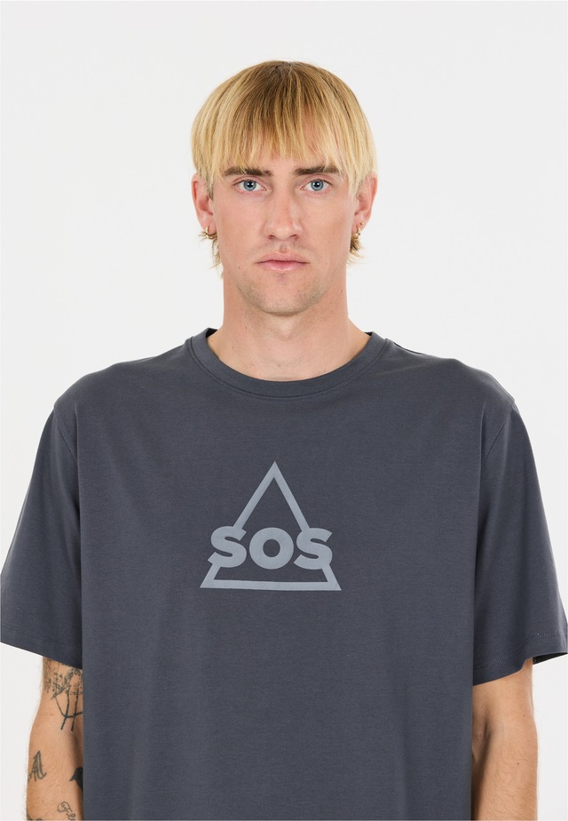 SOS Funktionsshirt »Kvitfjell« mit biologischer Baumwolle und subtilem SOS-Print