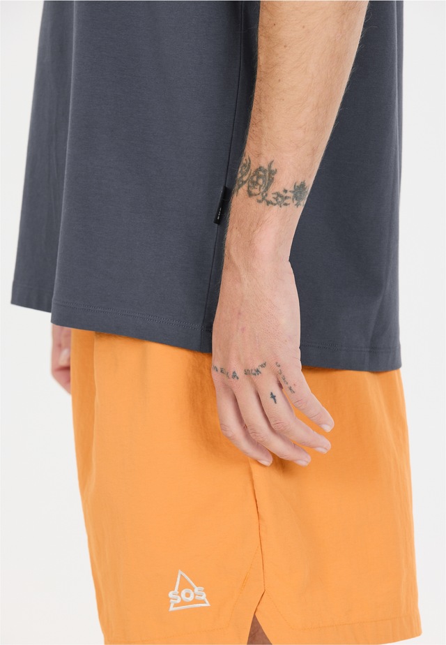 SOS Funktionsshirt »Kvitfjell« mit biologischer Baumwolle und subtilem SOS-Print
