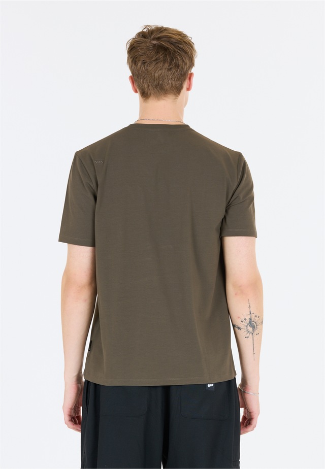 SOS Funktionsshirt »Kvitfjell« mit biologischer Baumwolle und subtilem SOS-Print