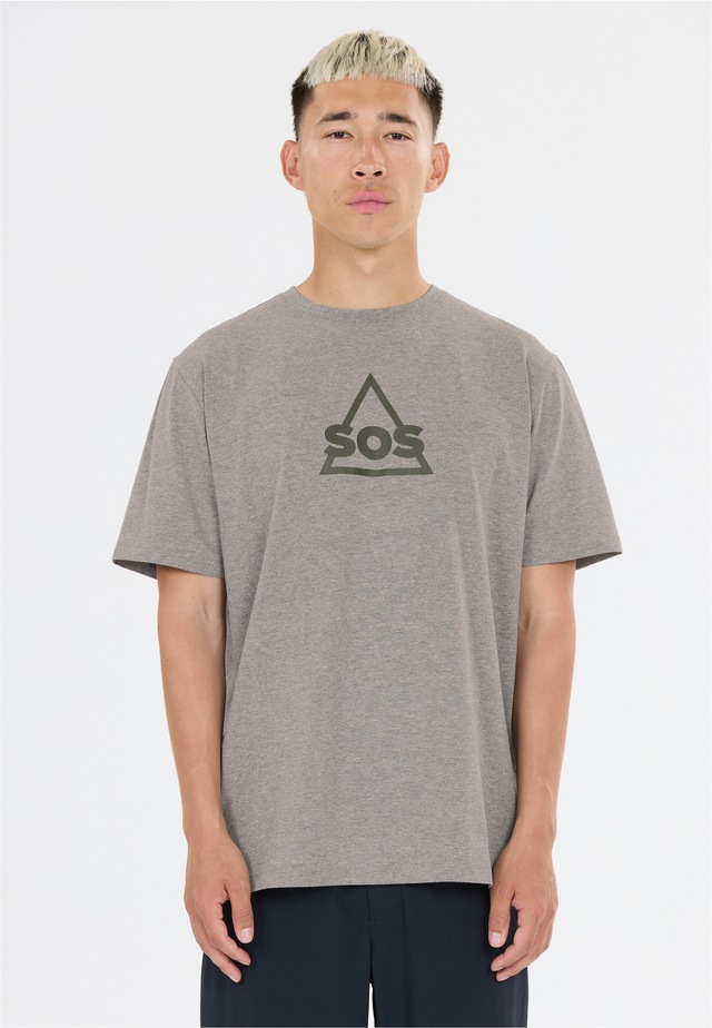SOS Funktionsshirt »Kvitfjell« mit biologischer Baumwolle und subtilem SOS-Print