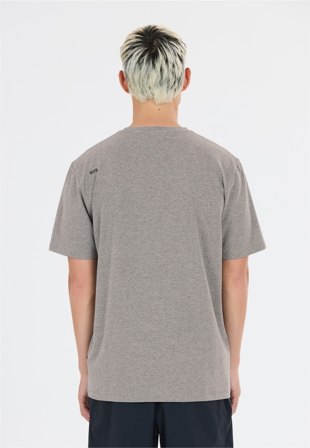 SOS Funktionsshirt »Kvitfjell« mit biologischer Baumwolle und subtilem SOS-Print