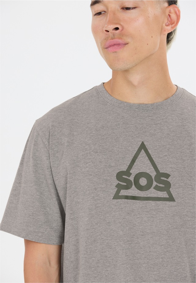 SOS Funktionsshirt »Kvitfjell« mit biologischer Baumwolle und subtilem SOS-Print