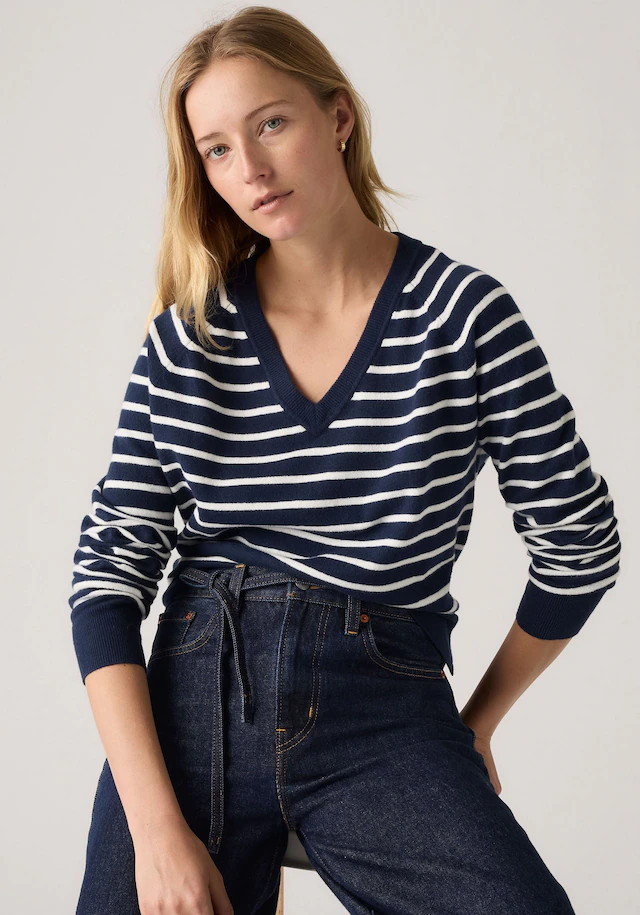 Levi's® V-Ausschnitt-Pullover »SUPER SOFT VNECK PULLOVER« im Bund beidseitig mit kurzem Schlitz