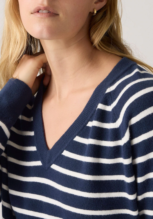 Levi's® V-Ausschnitt-Pullover »SUPER SOFT VNECK PULLOVER« im Bund beidseitig mit kurzem Schlitz