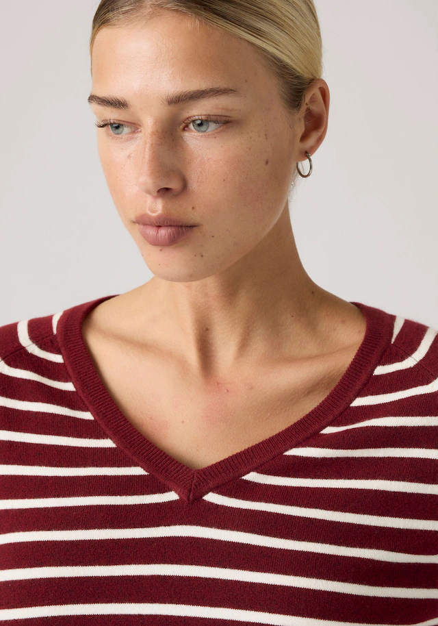 Levi's® V-Ausschnitt-Pullover »SUPER SOFT VNECK PULLOVER« im Bund beidseitig mit kurzem Schlitz