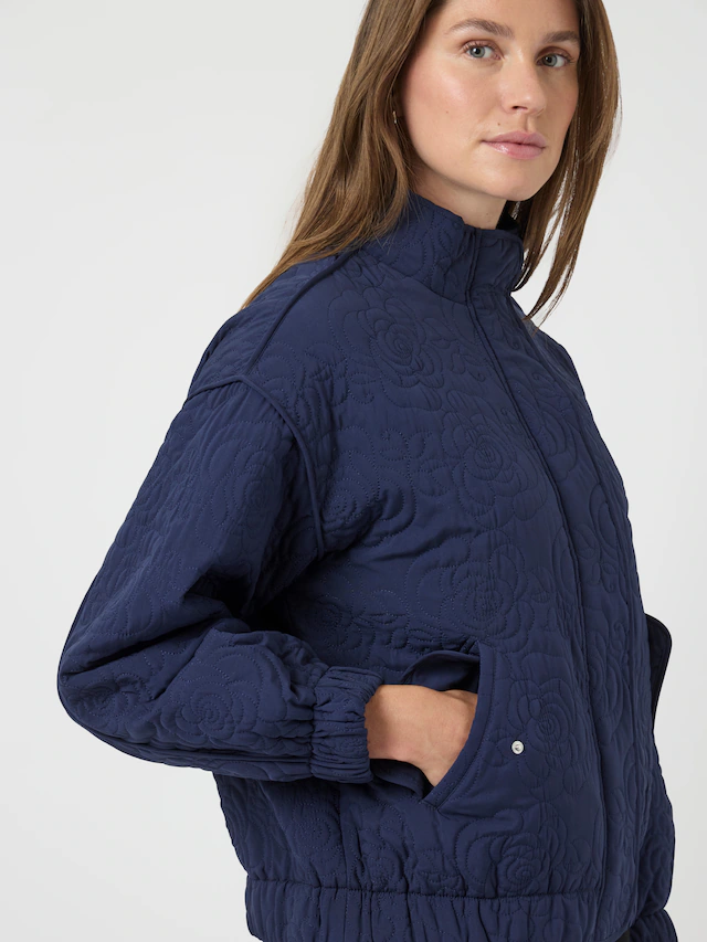 Y.A.S Blouson »YASFIPURA LS QUILTED JACKET S. NOOS« ohne Kapuze Kunstfaser, elastische Bündchen