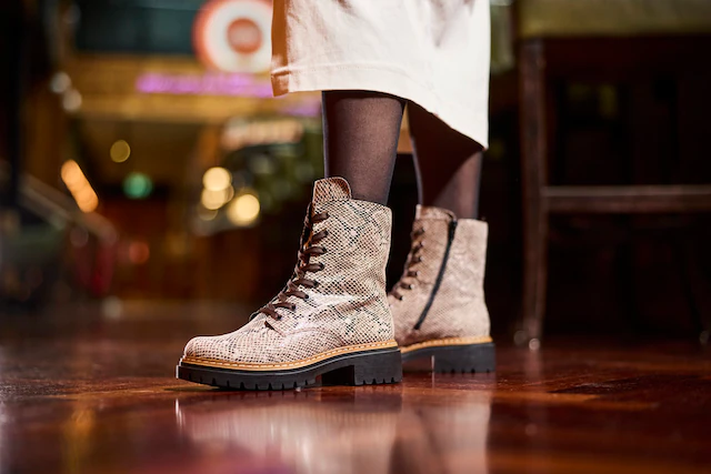 Rieker Schnürboots Schnürstiefelette, Profilsohle, in veganer Verarbeitung