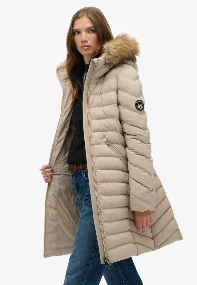 Superdry Steppjacke »FUJI FAUX FUR HOOD MID LENGTH« mit Kapuze Slim Fit, mit Reißverschluss, aus Polyester und Kunstfaser