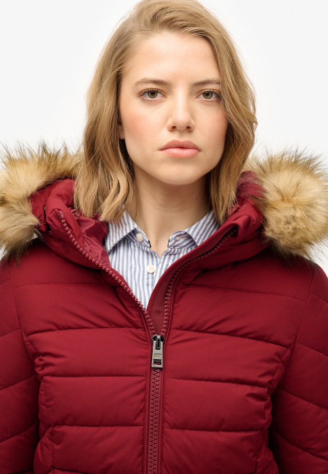 Superdry Steppjacke »FUJI FAUX FUR HOOD MID LENGTH« mit Kapuze Slim Fit, mit Reißverschluss, aus Polyester und Kunstfaser