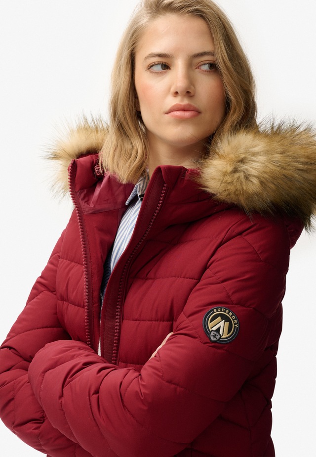Superdry Steppjacke »FUJI FAUX FUR HOOD MID LENGTH« mit Kapuze Slim Fit, mit Reißverschluss, aus Polyester und Kunstfaser