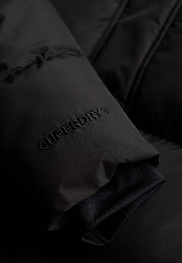 Superdry Steppjacke »HOODED 5 BAFFLE SPORTS PUFFER« mit Kapuze mit Reißverschluss, aus Polyester und Kunstfaser, Relaxed Fit
