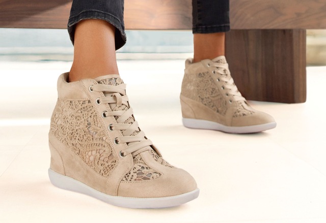 LASCANA Stiefelette »Freizeitschuh, Keilstiefelette, Sneaker,« mit innenliegendem Keilabsatz und eleganten Spitzendetails
