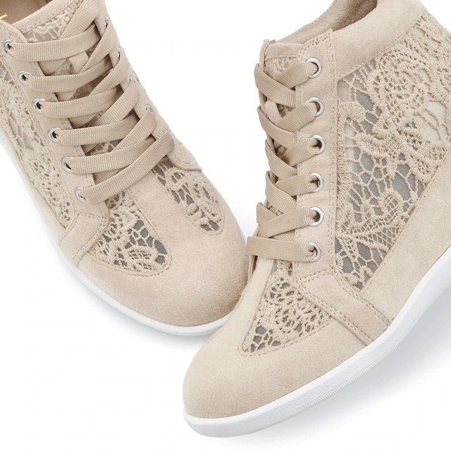 LASCANA Stiefelette »Freizeitschuh, Keilstiefelette, Sneaker,« mit innenliegendem Keilabsatz und eleganten Spitzendetails