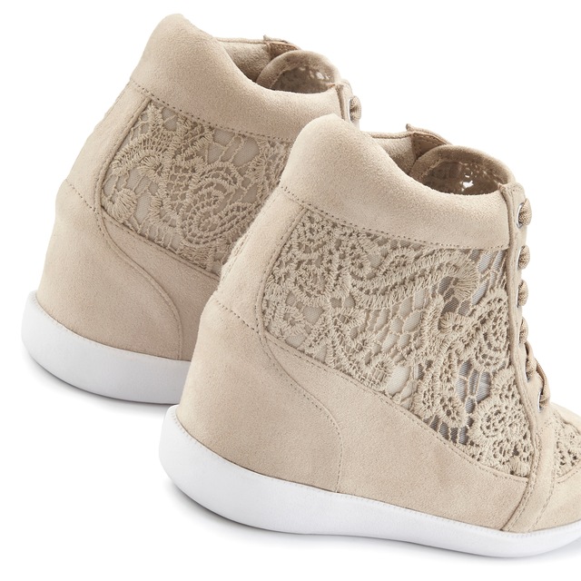 LASCANA Stiefelette »Freizeitschuh, Keilstiefelette, Sneaker,« mit innenliegendem Keilabsatz und eleganten Spitzendetails