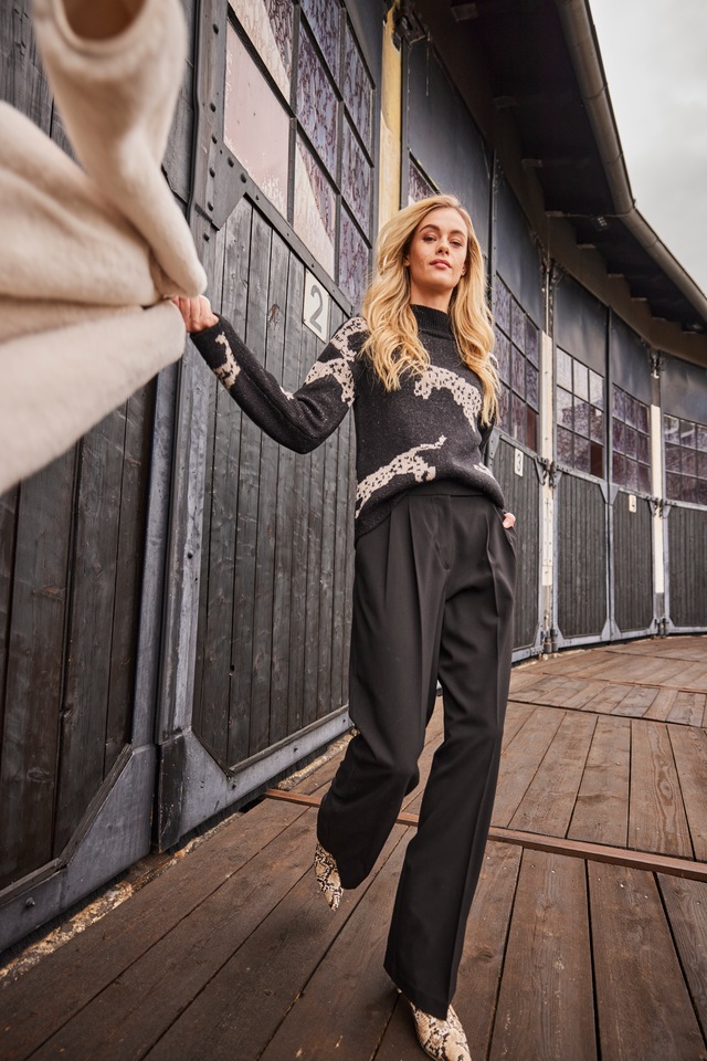 Aniston CASUAL Strickpullover mit eingestrickten Leoparden