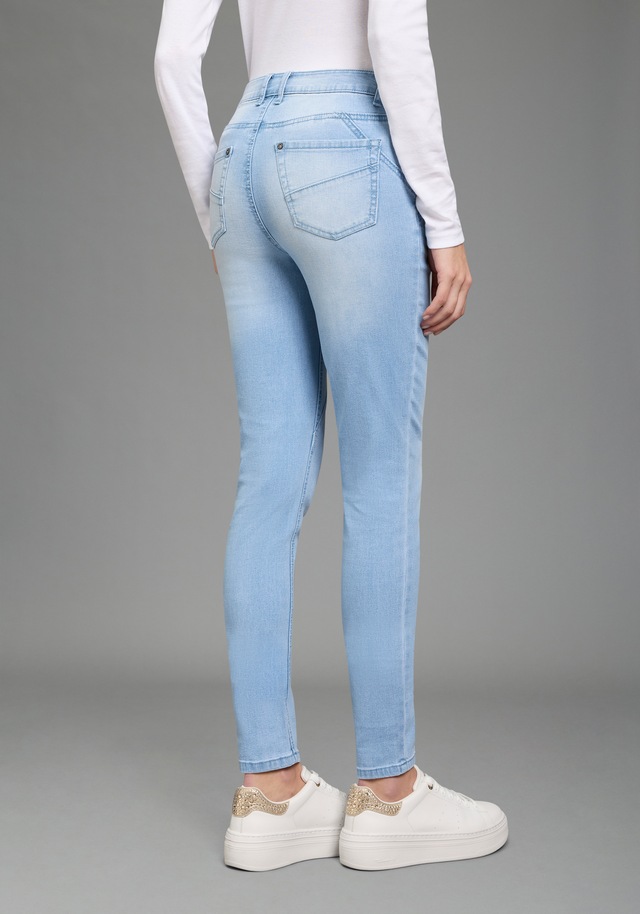 Bruno Banani Skinny-fit-Jeans extraenger Schnitt, normale Leibhöhe, mit Gesäß- und Eingrifftaschen