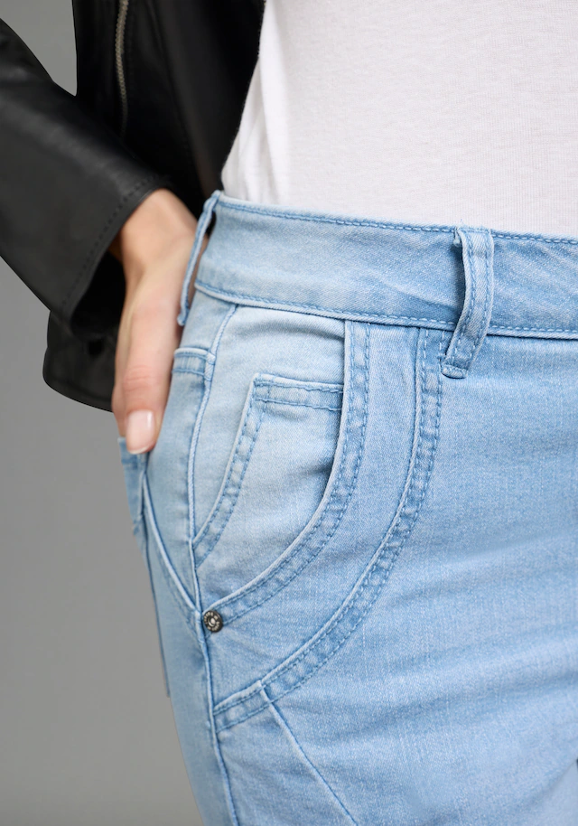 Bruno Banani Skinny-fit-Jeans extraenger Schnitt, normale Leibhöhe, mit Gesäß- und Eingrifftaschen