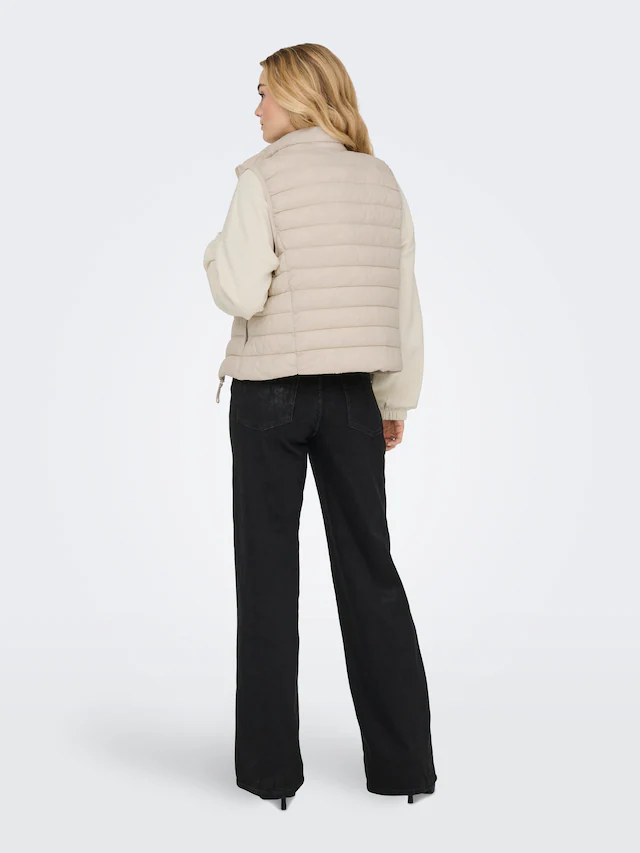 ONLY Steppweste »ONLTAHIA LW QUILTED WAISTCOAT OTW CC OTW« leicht glänzende Oberfläche