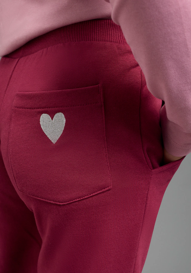 KIDSWORLD Sweathose »Sweathose mit weitem Bein und Stickerei« Weite Sweathose mit Herz-Stickerei, Must-Have Basic