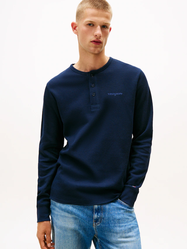 Tommy Jeans Henleyshirt »TJM WAFFLE SCRIPT HENLEY« Rundhals, slim fit, mit feiner Struktur