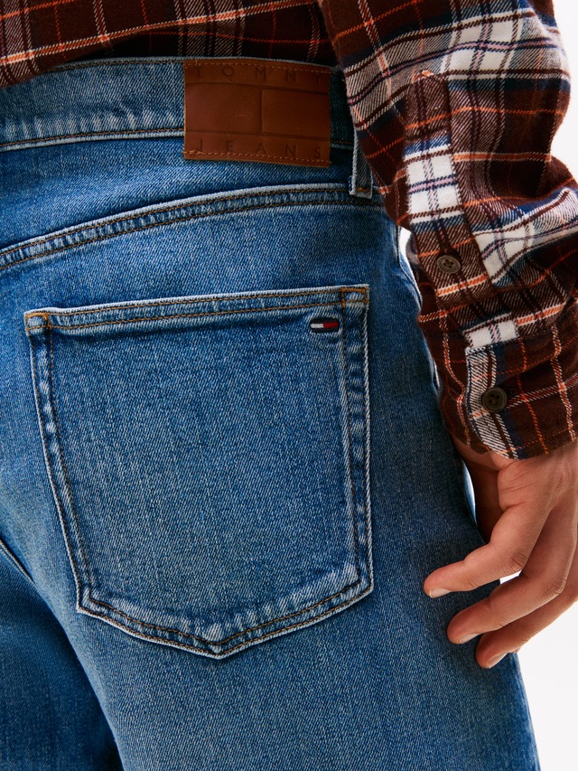 Tommy Jeans 5-Pocket-Jeans »Sonny Regular Tapered« mit dezenter Waschung