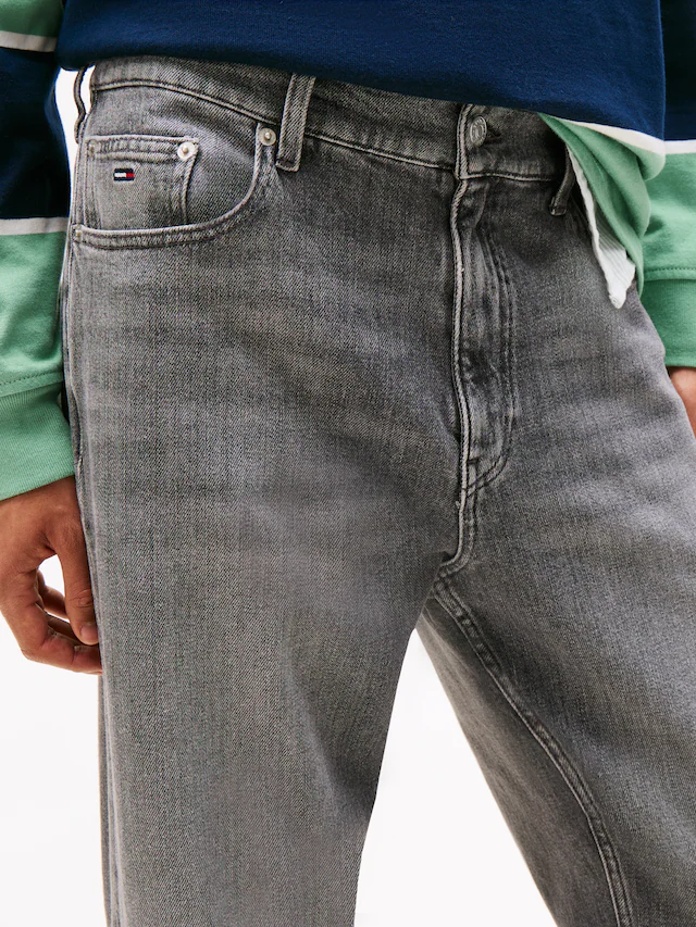 Tommy Jeans 5-Pocket-Jeans »Sonny Regular Tapered« mit dezenter Waschung
