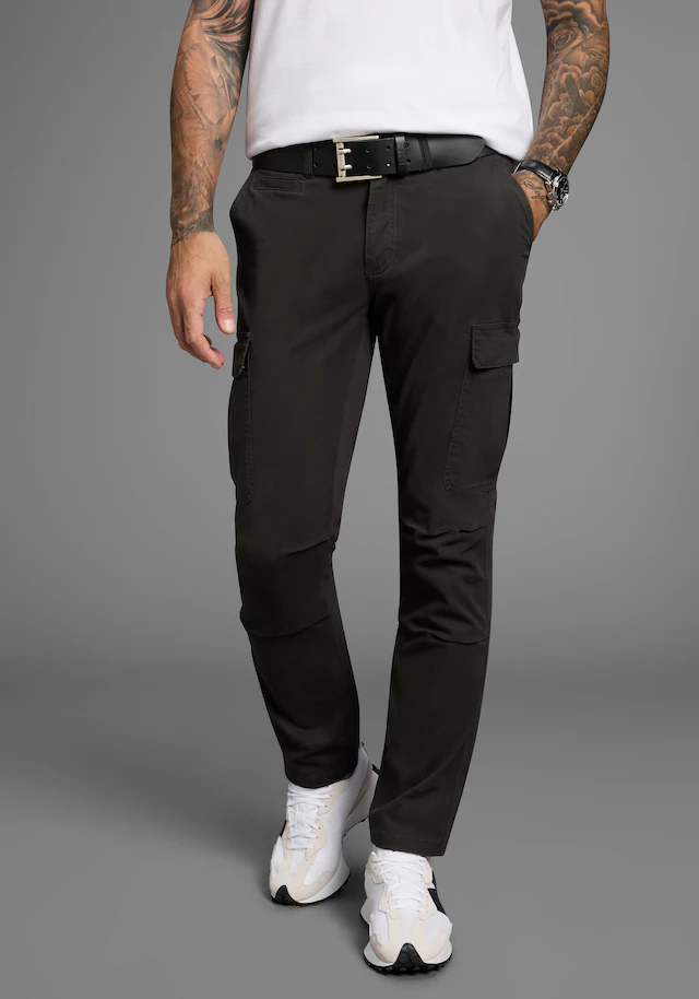 Bruno Banani Cargohose moderne Passform, eng anliegende Cargotaschen