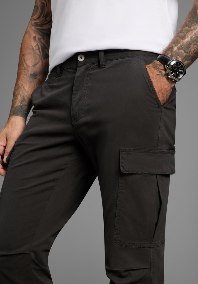 Bruno Banani Cargohose moderne Passform, eng anliegende Cargotaschen