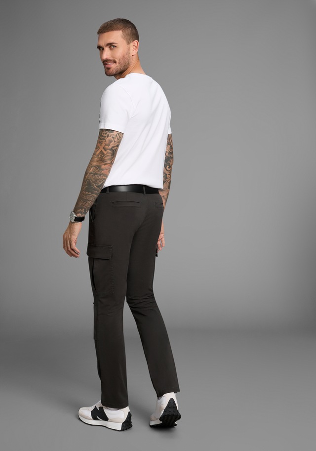 Bruno Banani Cargohose moderne Passform, eng anliegende Cargotaschen