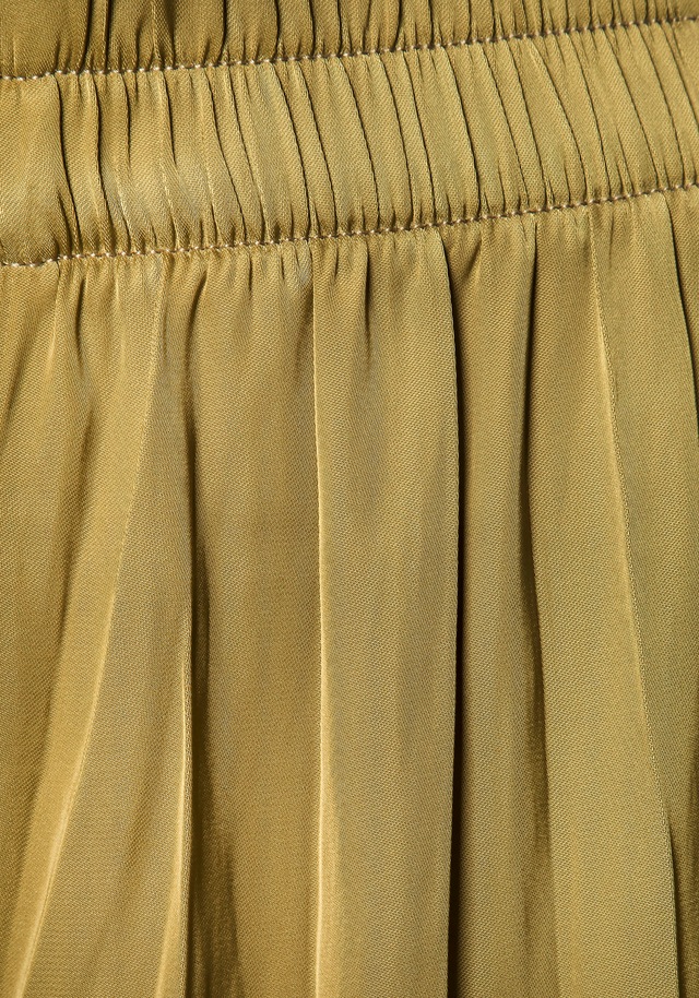 LASCANA Palazzohose »mit weiten, plissierten Hosenbeinen« mit Plisseefalten, leichte Satinqualität, luftige Sommerhose, elegant