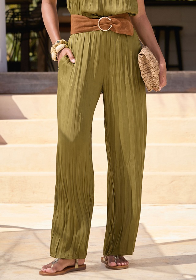 LASCANA Palazzohose »mit weiten, plissierten Hosenbeinen« mit Plisseefalten, leichte Satinqualität, luftige Sommerhose, elegant