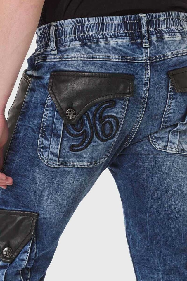 Cipo & Baxx Cargojeans »Hose« Lässige Details und Applikationen