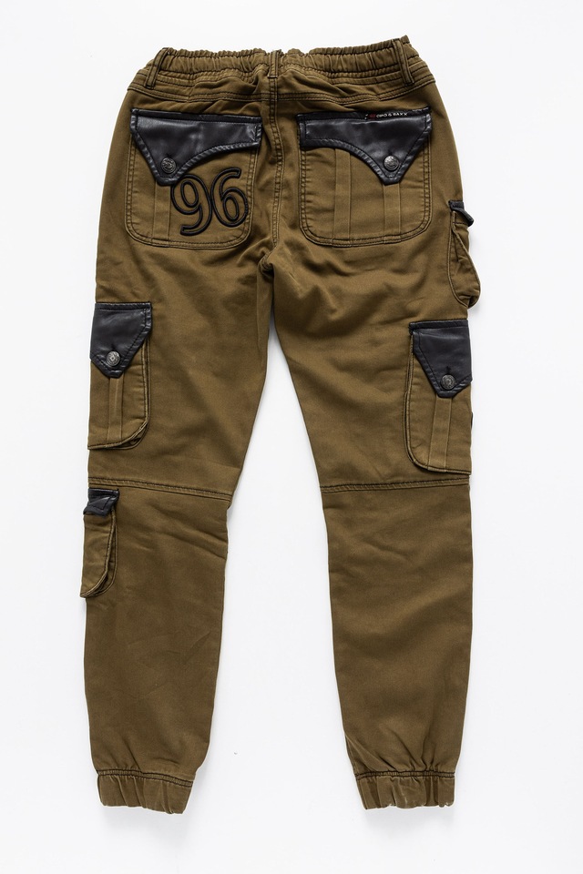 Cipo & Baxx Cargojeans »Hose« Lässige Details und Applikationen