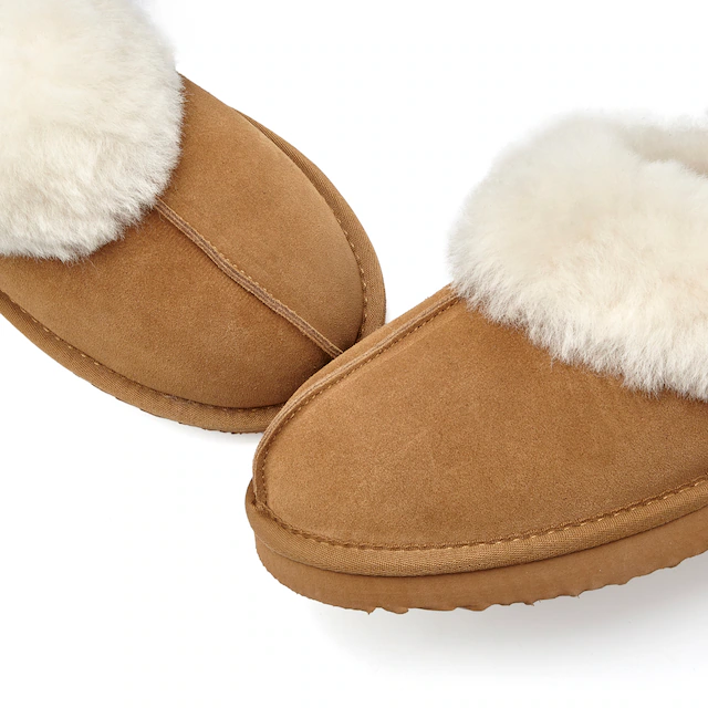 Vivance Dreams by Lascana Hausschuh »Plüsch Hausschuh, Pantolette, Pantoffel, Homeslippers« mit kuscheligem Lammfell aus Leder