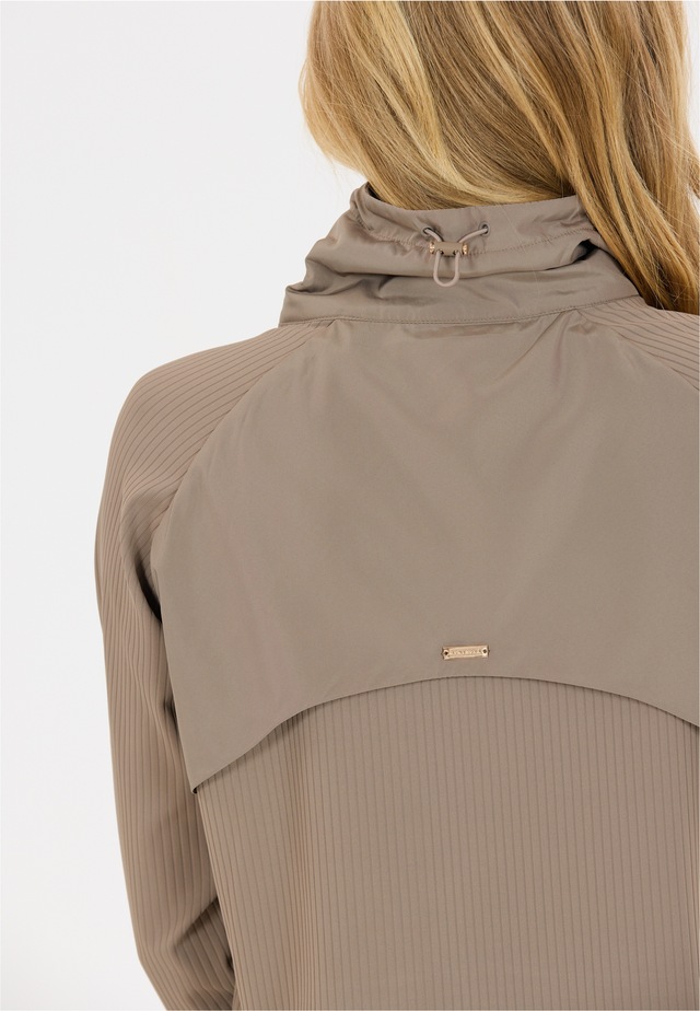 ATHLECIA Outdoorjacke »Aiana« in atmungsaktiver Stretch-Qualität