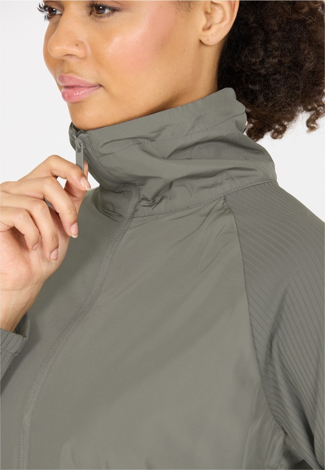 ATHLECIA Outdoorjacke »Aiana« in atmungsaktiver Stretch-Qualität
