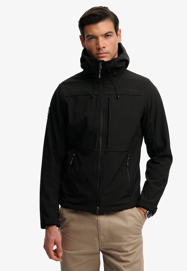 Superdry Outdoorjacke »HOODED SOFTSHELL TREKKER JKT« mit Kapuze mit Materialmix aus Polyester und Elasthan, Relaxed Fit