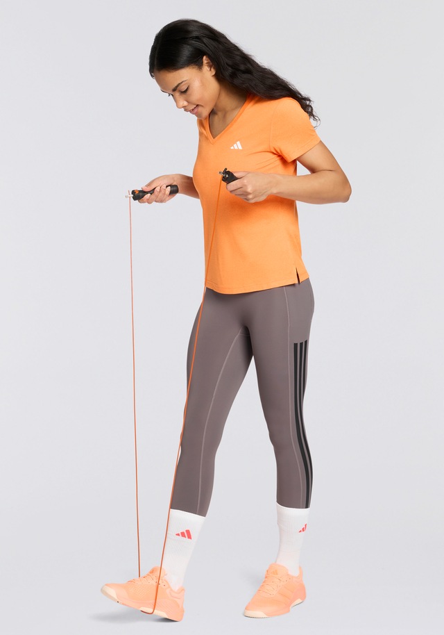 adidas Performance T-Shirt »ADIDAS WORKOUT ESSENTIALS MIT V-AUSSCHNITT« mit V-Ausschnitt, ohne Verschluss