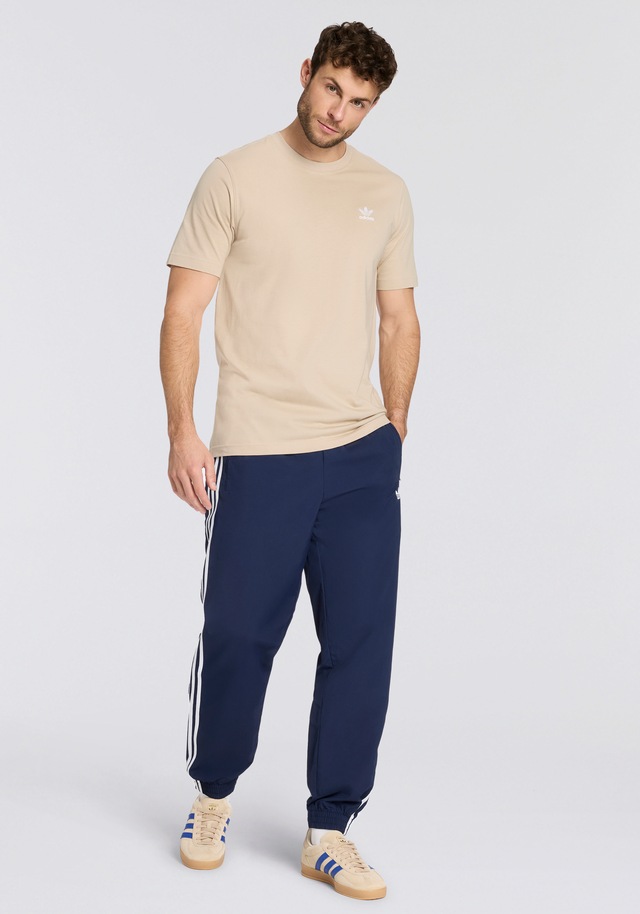 adidas Originals T-Shirt »TREFOIL ESSENTIALS« mit Trefoil Logo auf der Brust, Kurzarm, aus Baumwolljersey