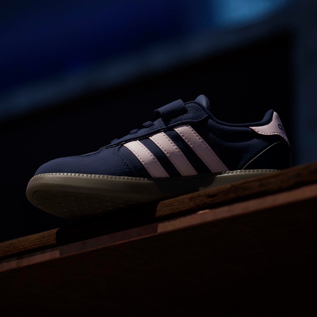 adidas Sportswear »BREAKNET SLEEK KINDER« inspiriert vom Design des adidas handball spezial