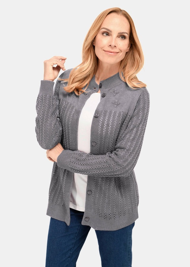 GOLDNER Strickjacke »Kurzgröße Ajourstrickjacke« Hübsche Strickblüten mit glänzenden Zierperlen