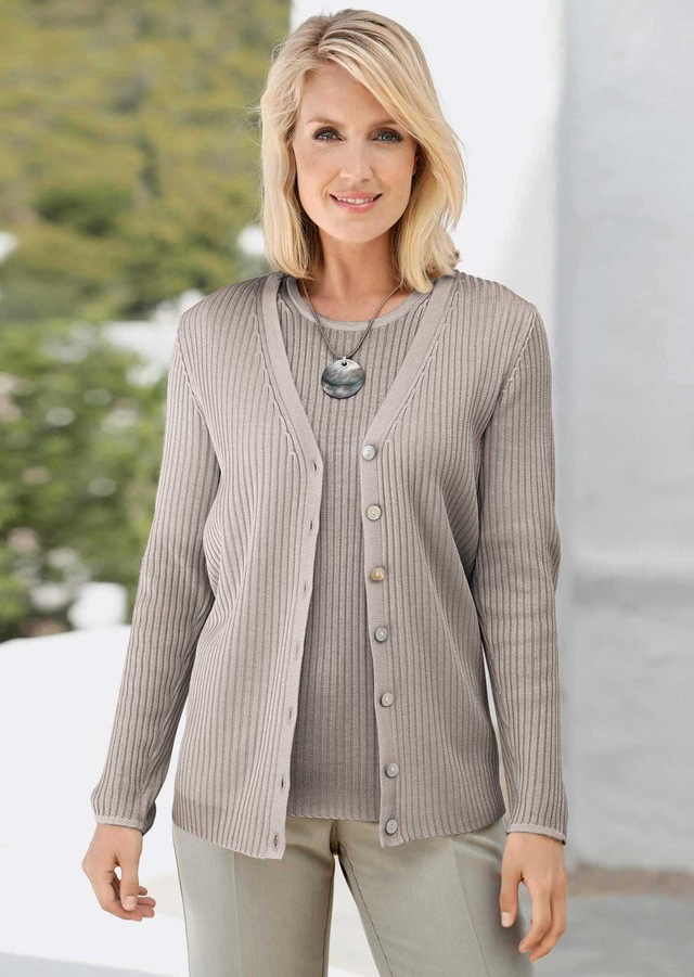 GOLDNER Strickjacke »Kurzgröße Pflegeleichte Strickjacke in hochwertiger Rippenstruktur« Mit echten Perlmuttknöpfen