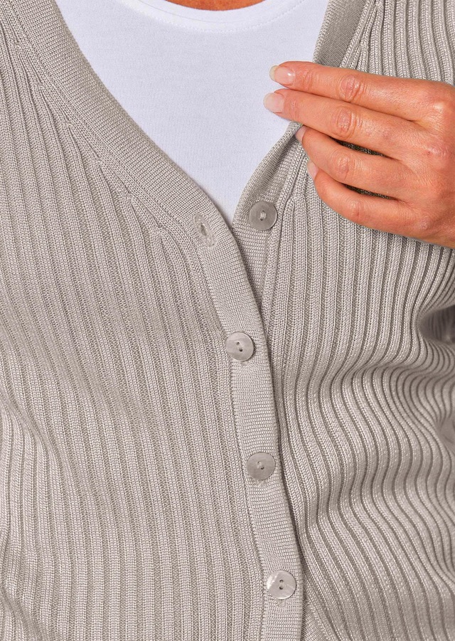 GOLDNER Strickjacke »Kurzgröße Pflegeleichte Strickjacke in hochwertiger Rippenstruktur« Mit echten Perlmuttknöpfen
