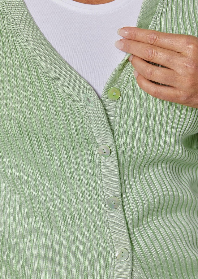 GOLDNER Strickjacke »Kurzgröße Pflegeleichte Strickjacke in hochwertiger Rippenstruktur« Mit echten Perlmuttknöpfen