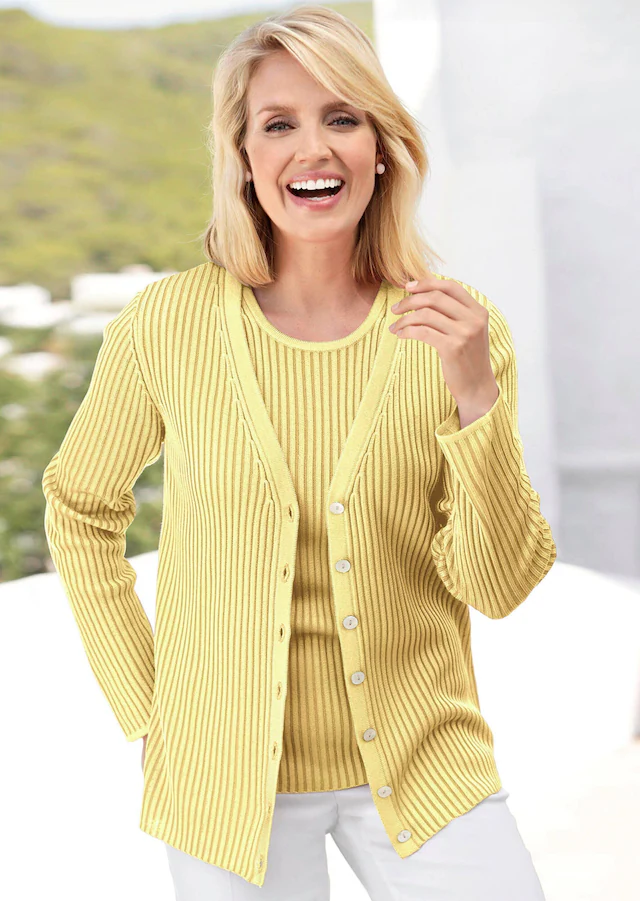 GOLDNER Strickjacke »Kurzgröße Pflegeleichte Strickjacke in hochwertiger Rippenstruktur« Mit echten Perlmuttknöpfen