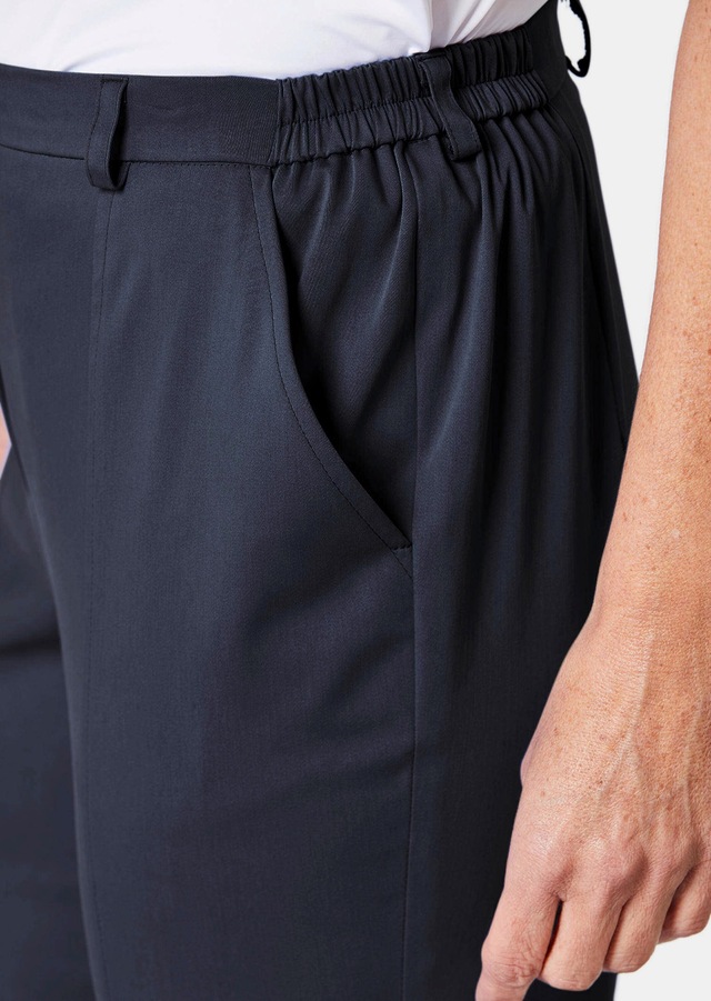GOLDNER Caprihose »Kurzgröße Sportive Capri-Hose aus trageangenehmen Satin« Perfekt sitzende und anschmiegsame Pasform